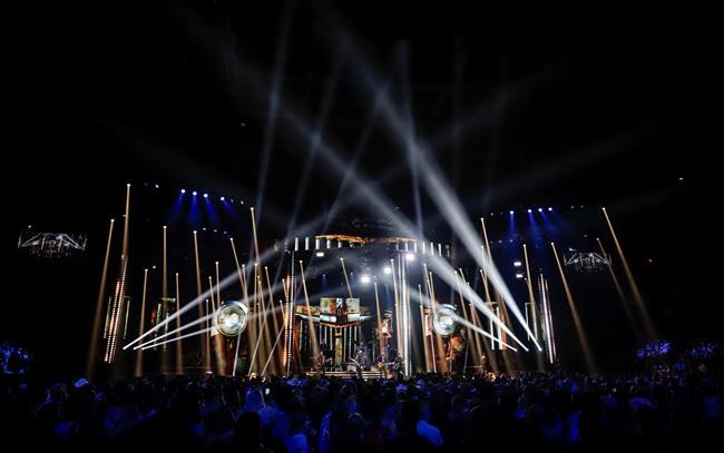 'A year of dreams' Tenille Townes and Dallas Smith big winners at CCMA Awards | iNFOnews.ca