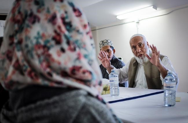 'Still recruiting:' Imam warns youth to beware of influence of Islamic State | iNFOnews.ca