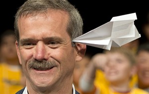 Astronaut Chris Hadfield thrills B.C. kids by flying paper airplanes | iNFOnews.ca CP28042084