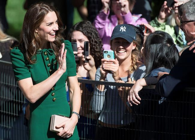War canoe takes Prince William and Kate to Haida Gwaii as royal tour winds down | iNFOnews.ca