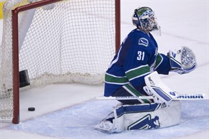 Vancouver Canucks fall flat in 6-2 loss to Columbus Blue Jackets | iNFOnews.ca CP32366677
