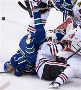 Toews, Sharp and Saad lead the way as Blackhawks down Canucks 5-2 | iNFOnews.ca