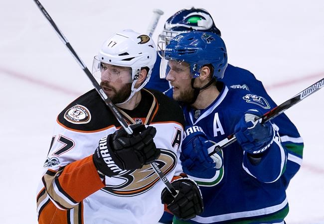 Perry, Eaves score early as Anaheim Ducks down Vancouver Canucks 4-1 | iNFOnews.ca