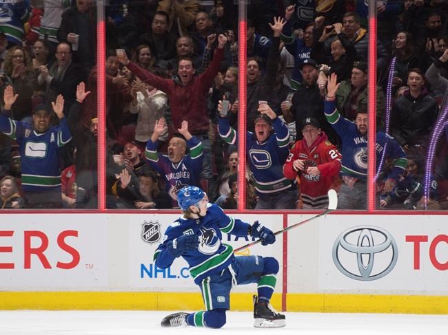 Gaudette's late goal helps Canucks beat Blackhawks 7-5 and extend win streak | iNFOnews.ca