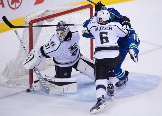 Ryan Miller makes 36 saves, Canucks hang on to beat Kings 2-1 | iNFOnews.ca CP1110211928