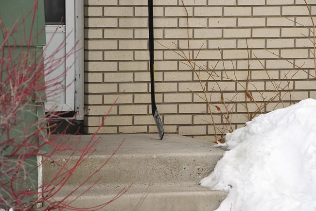 Hockey sticks left on porches in tribute to Humboldt Broncos crash victims | iNFOnews.ca Hockey sticks left on porches in tribute to Humboldt Broncos crash victims | iNFOnews.ca