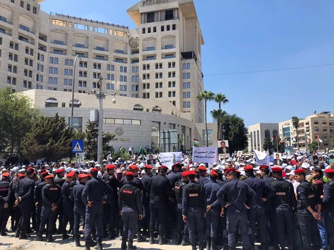 Jordan teachers demanding wage increases clash with police | iNFOnews.ca