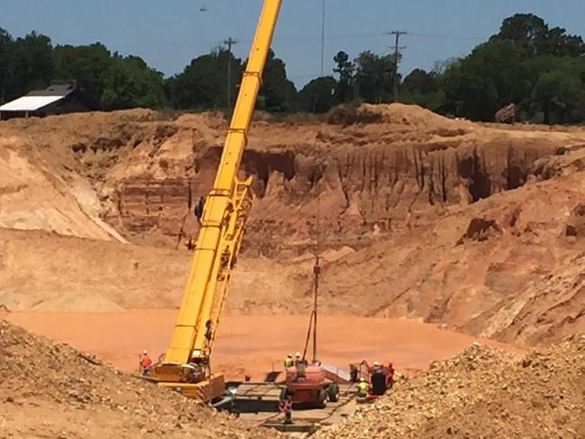 Body of 1 of 2 missing workers found in gravel pit | iNFOnews.ca