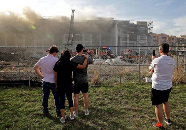 Suburban Kansas City apartment building fire ignites houses | iNFOnews.ca Suburban Kansas City apartment building fire ignites houses | iNFOnews.ca