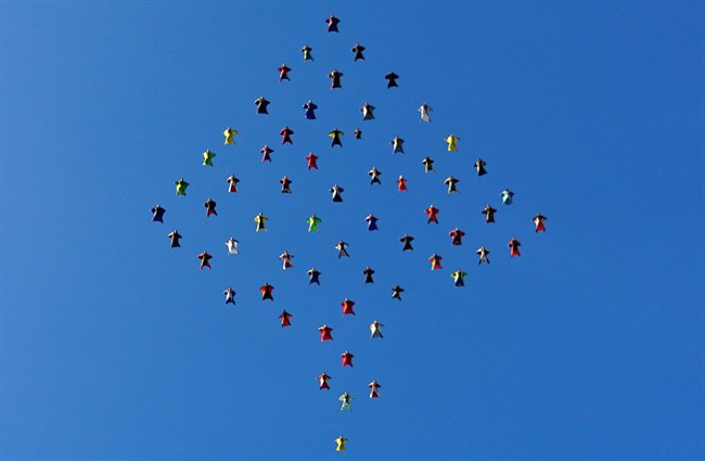 61 wingsuit skydivers from around the world soar over California in record-breaking formation | iNFOnews.ca CP35016593