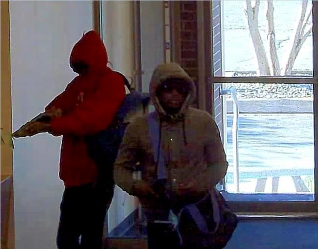 The Latest: Armed men who robbed Anchorage bank were tall | iNFOnews.ca CP1821727034