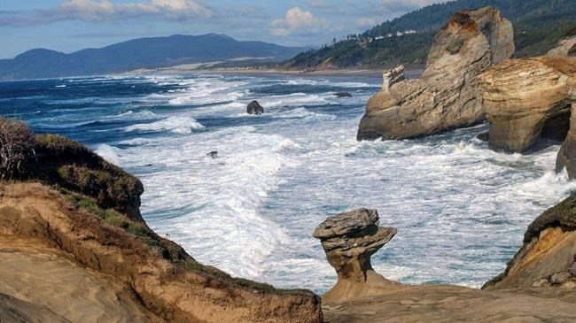 Video shows vandals destroying popular Oregon rock formation | iNFOnews.ca