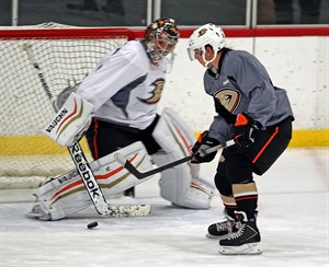 US Olympic star Hilary Knight fits in well when she skates in practice with Anaheim Ducks | iNFOnews.ca CP30151074