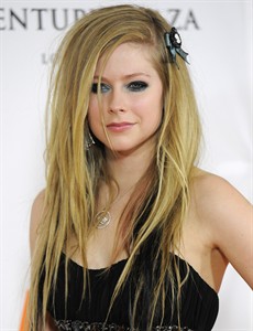 Justin Bieber is distant cousin of Ryan Gosling, Avril Lavigne, Celine Dion, Ancestry.com says | iNFOnews.ca Justin Bieber is distant cousin of Ryan Gosling, Avril Lavigne, Celine Dion, Ancestry.com says | iNFOnews.ca