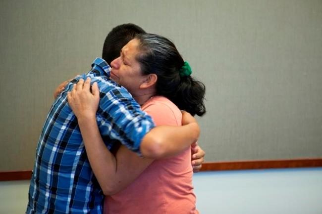 California mother reunited with son abducted in 1995 | iNFOnews.ca CP910346854