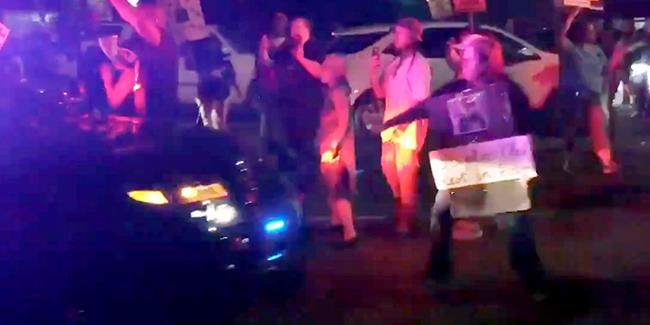 Dashboard video shows Sacramento sheriff's car hit protester | iNFOnews.ca