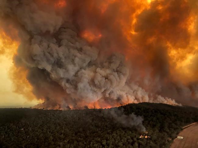 US sends more firefighters to help battle Australia blazes | iNFOnews.ca
