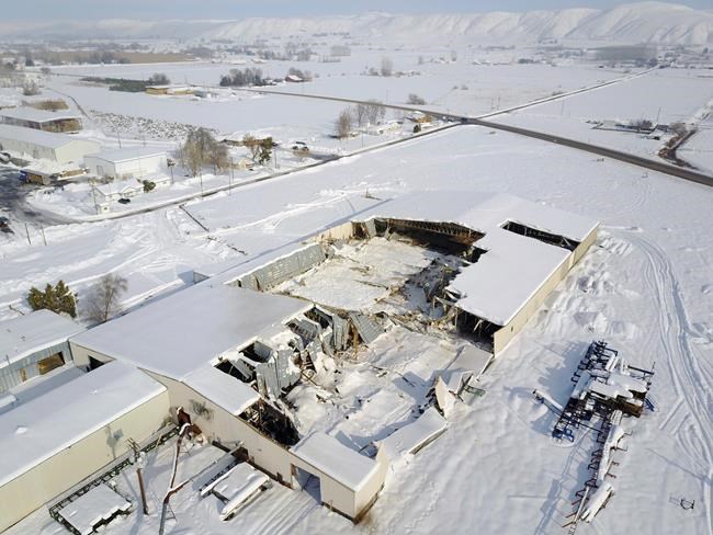 Snow-covered buildings collapsing in rare US West weather | iNFOnews.ca Snow-covered buildings collapsing in rare US West weather | iNFOnews.ca
