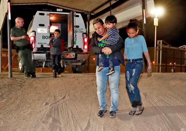 Family arrivals surge at US-Mexico border in August | iNFOnews.ca