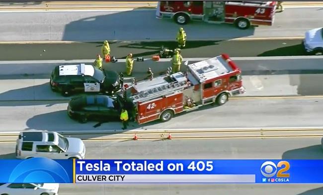 2 federal agencies send teams to probe Tesla freeway crash | iNFOnews.ca