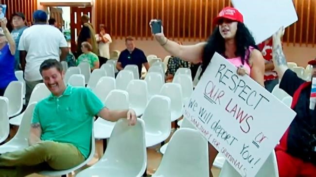 Arizona man baffled, amused by 'Green Shirt Guy' status | iNFOnews.ca