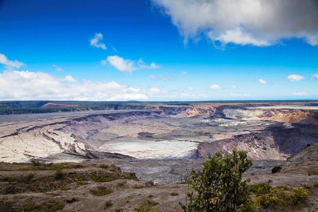 Man badly injured after falling into Hawaii volcano crater | iNFOnews.ca