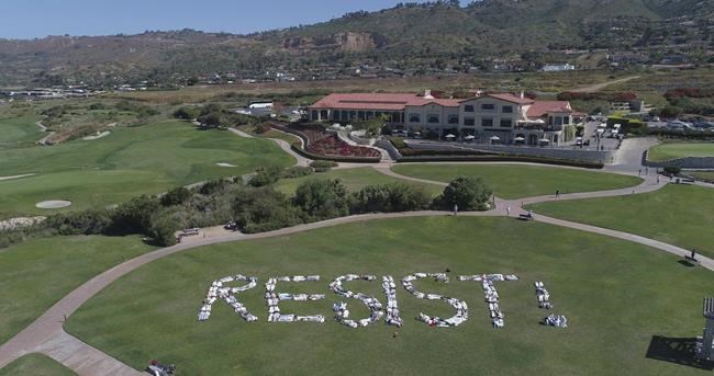 Protesters spell out 'Resist!' at Trump golf course near LA | iNFOnews.ca Protesters spell out 'Resist!' at Trump golf course near LA | iNFOnews.ca