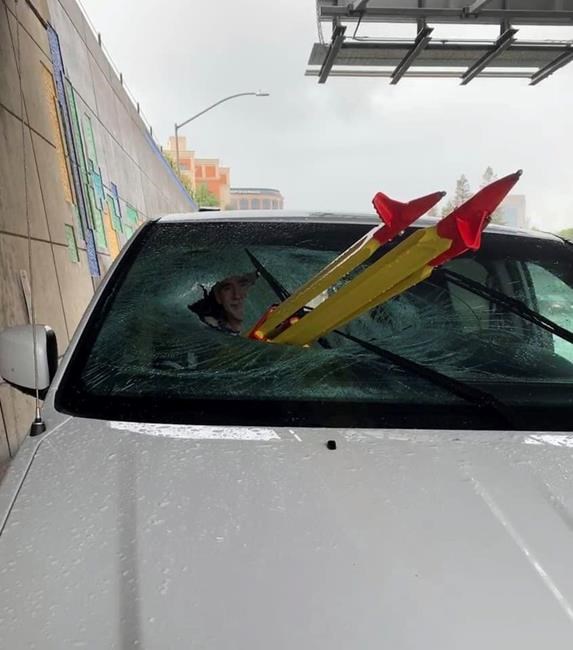 Van passenger impaled by tripod on California freeway | iNFOnews.ca