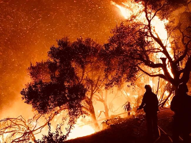 Crews struggle to keep flames from California neighbourhoods | iNFOnews.ca
