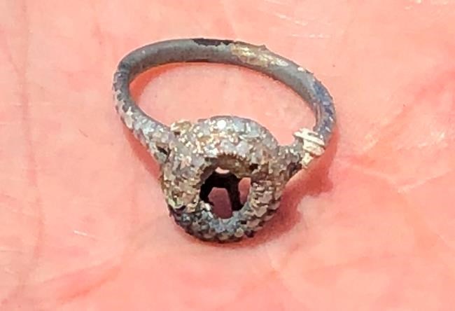 With ring found in ashes of burned home, man proposes again | iNFOnews.ca
