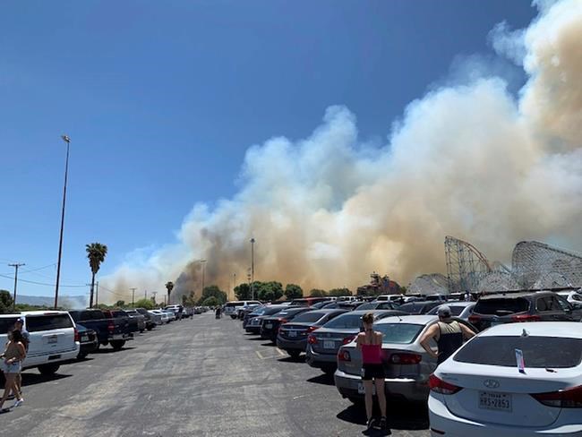 Brush fire sets off evacuation at California amusement park | iNFOnews.ca Brush fire sets off evacuation at California amusement park | iNFOnews.ca