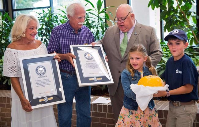 Basketball-sized world-record grapefruit grown in Louisiana | iNFOnews.ca CP2021102353