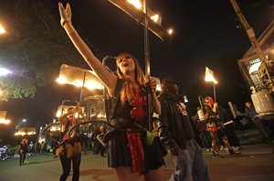 Muses parade, new 'Glambeaux' dancing torch carriers kick off big New Orleans Carnival weekend | iNFOnews.ca CP27401627