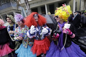 Cold Carnival in New Orleans: Mardi Gras revelers throw jackets over costumes to keep warm | iNFOnews.ca CP31930743