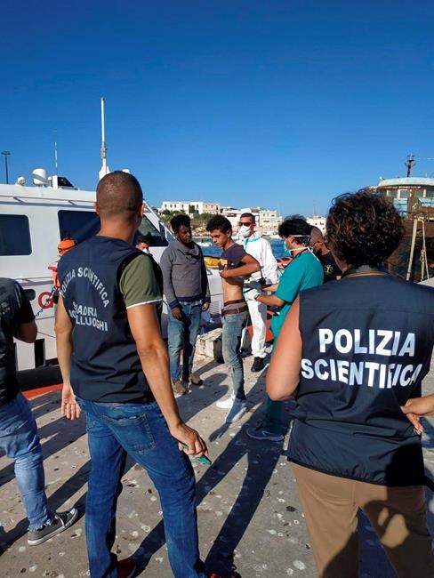 Migrants jump off rescue boat to try to reach Italian island | iNFOnews.ca