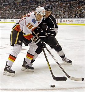 Dustin Brown scores 2 goals, leading surging Los Angeles Kings past Calgary again 3-1 | iNFOnews.ca