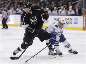 Jeff Carter scores only shootout goal, Kings rally past Canucks 3-2 | iNFOnews.ca CP21786923