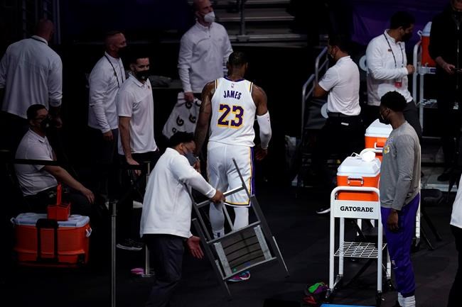 LeBron James leaves court with right ankle injury vs Hawks | iNFOnews.ca