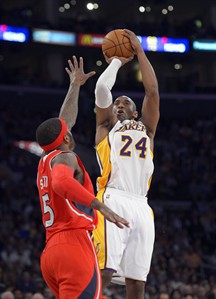 Kobe comes up big in last minute, Lakers hold off Hawks 99-98 to get back to .500 | iNFOnews.ca