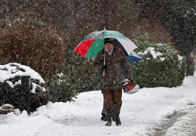 Snow wreaks havoc on travellers in Britain, schools closed | iNFOnews.ca