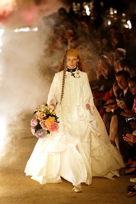 Death and glitter: Gucci hosts France show in Roman ruins | iNFOnews.ca Death and glitter: Gucci hosts France show in Roman ruins | iNFOnews.ca