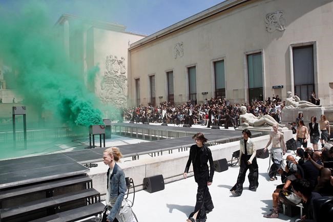 Abloh's historic debut at Vuitton is a big draw in Paris | iNFOnews.ca Abloh's historic debut at Vuitton is a big draw in Paris | iNFOnews.ca