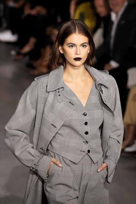 Fendi lets sun shine on post-Lagerfeld era, glancing back | iNFOnews.ca