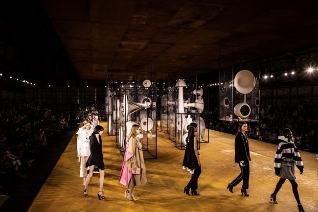 Burberry, Christopher Kane show new collections in London | iNFOnews.ca