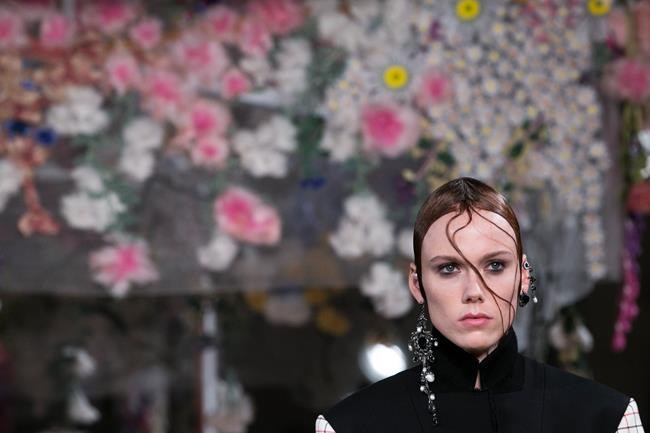 Stella McCartney takes on the '80s at Paris Fashion Week | iNFOnews.ca