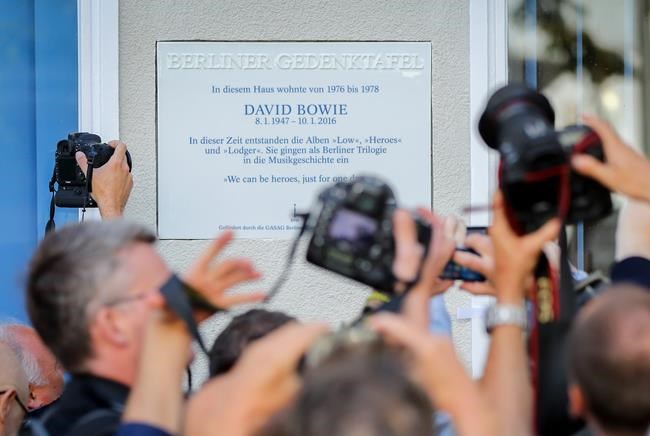 Remembering 'Heroes': Berlin unveils plaque to David Bowie | iNFOnews.ca CP579057909