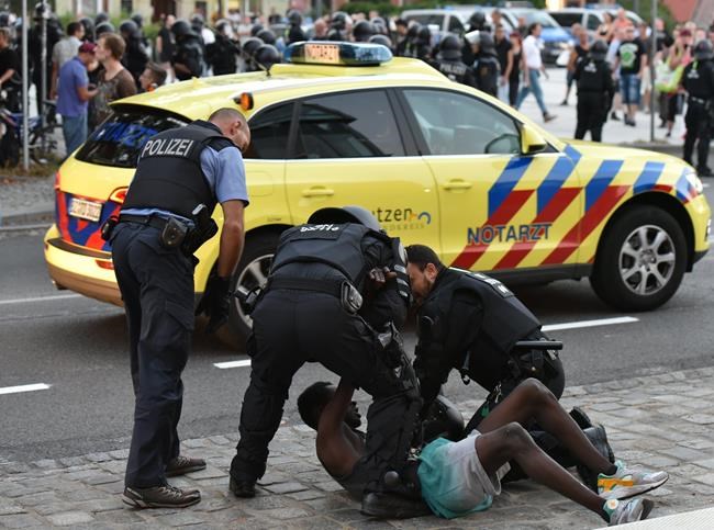 Police evacuate migrant families from Paris sidewalks | iNFOnews.ca Police evacuate migrant families from Paris sidewalks | iNFOnews.ca