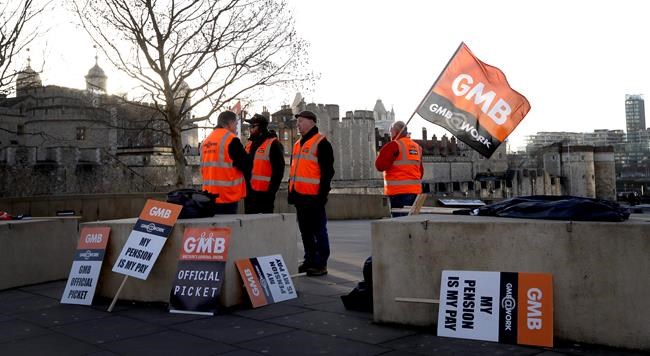 UK's world-famous Beefeaters on strike over pensions | iNFOnews.ca UK's world-famous Beefeaters on strike over pensions | iNFOnews.ca