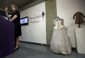 White and gold ball gown worn by Diana fetches $167,000 at auction | iNFOnews.ca CP26259767