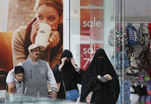 London luxury shops welcome wealthy Arabs visiting for a pre-Ramadan shopping spree | iNFOnews.ca CP28926049